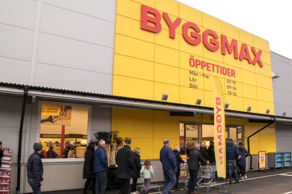 Byggmax bygger i Nässjö. Bilden visar en invigning av en Byggmax-butik.