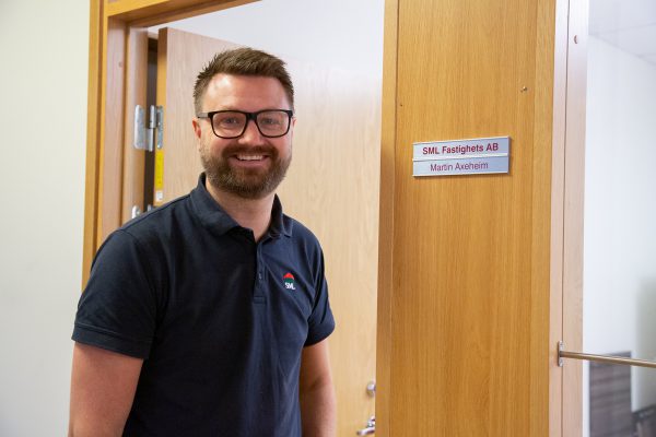 Bilden visar SML Fastigheters nye vd Martin Axeheim ståendes utanför sitt kontor.