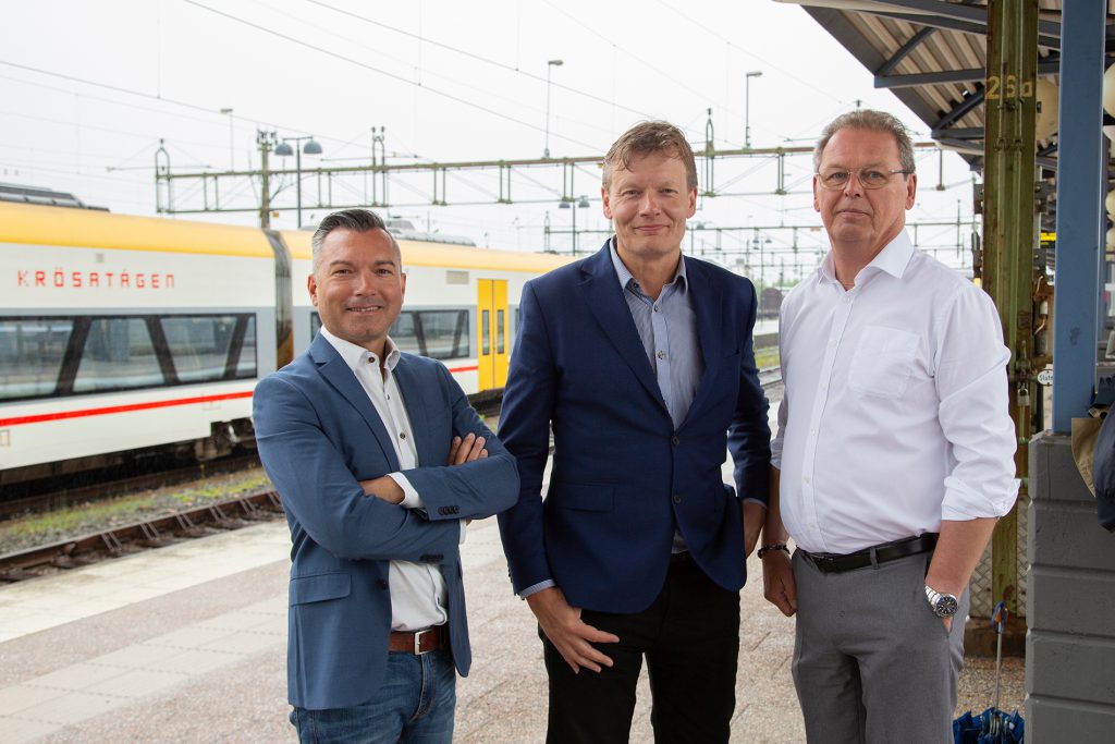 Nässjö Näringsliv beviljas miljoner till utveckling av järnvägsbranschen. Från vänster står Tony Cimen, Claes Johansson och Hans-Inge Almgren på järnvägsstationen i Nässjö.