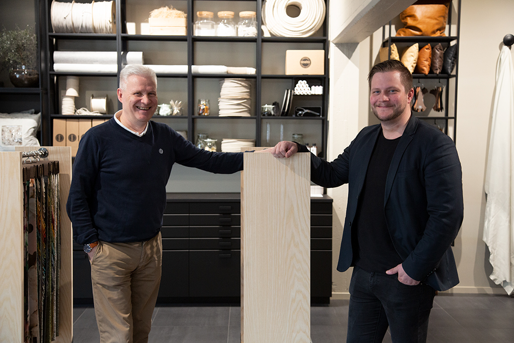 På bild syns Nevotex vd och koncernchef, Thom Nilsson, stå bredvid Nevotex försäljningschef Fredrik Tarenius. Bilden är tagen på Nevotex huvudkontor i Nässjö.